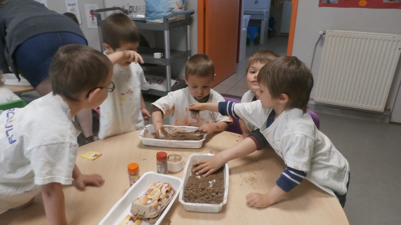 Enfants qui font des gâteaux