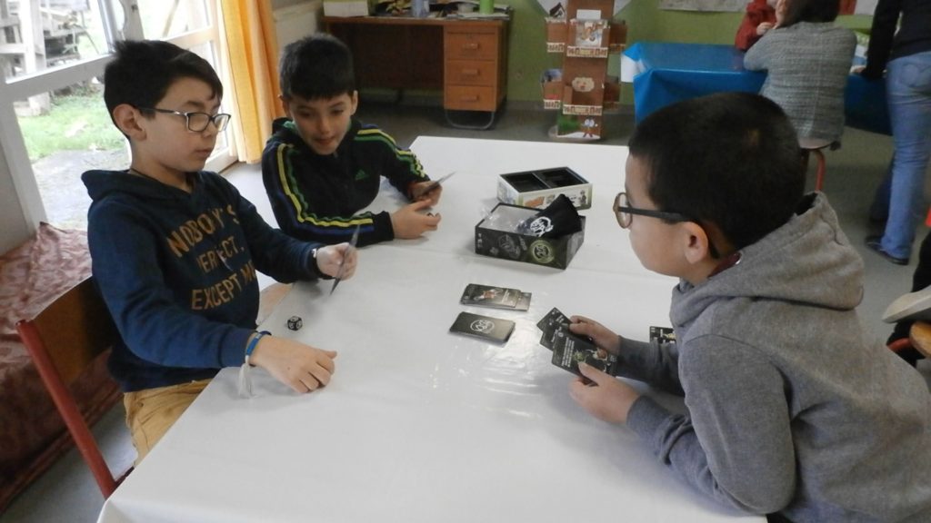 Enfants en train de jouer aux cartes