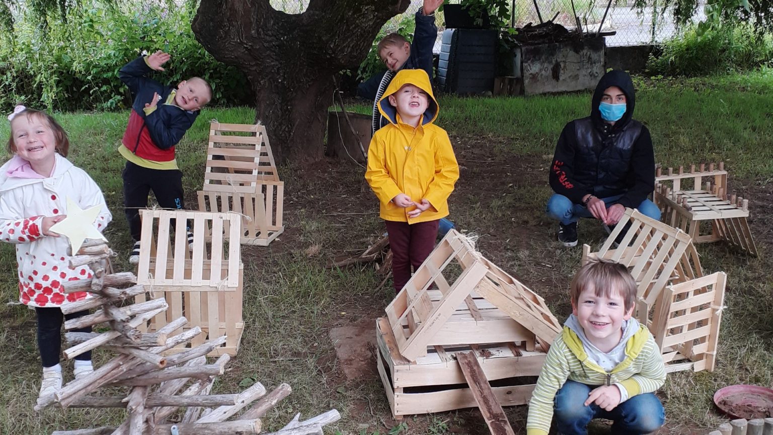 Construction de cabanes en bois par les enfants